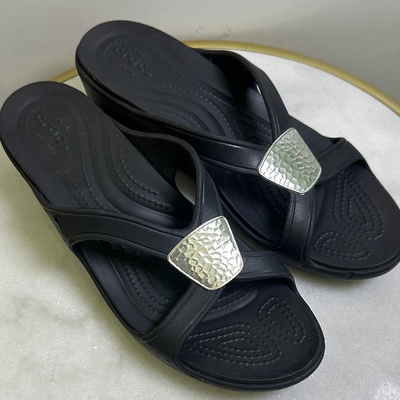 CROCS Shoes - CROCS Sanrah Women’s Black Silver Hammered Tear Drop Sandals size 11